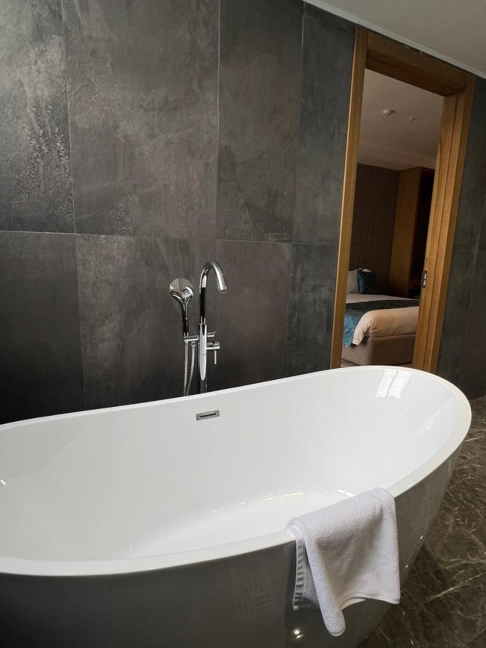 Sofia International Hotel Bisjkek Eksteriør bilde